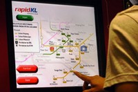 Seorang penumpang melihat GPS Rapid KL, untuk mempermudah ketujuan lokasi, sebelum menaiki Kereta Light Rapid Transport Rapid KL.