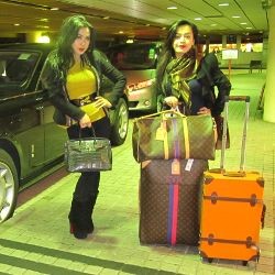 Syahrini Belanja di Hong Kong Sampai 9 Koper