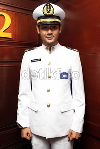 Dwi Sasono terlihat sangat tampan dan gagah dengan berbusana seragam ala pelayar.