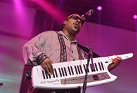 Stevie membawa kibord putih tergantung di dadanya, yang konon katanya merupakan pinjaman dari Indra Lesmana. One Two Three Four.., ujar Stevie memberi aba-aba yang langsung disambung lagu How Sweet It Is (To Be Loved By You).