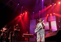 Lagu dengan tempo cepat itu seharusnya bisa memancing penonton untuk berdansa, dan bergoyang. Namun alih-alih menggerakkan badannya, para penonton justru sibuk ambil gambar dengan kamera ponselnya masing-masing. Suasana meriah baru terasa ketika Stevie mengajak penonton untuk tepuk tangan dan menyanyi bersama di lagu kedua.