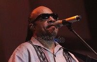 Stevie Wonder tampil dengan kacamata hitam khasnya. Gusmun/detikcom.