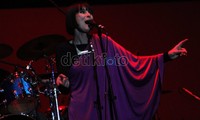 Vokalis Swing Out Sister mengenakan busana yang mirip Sari India. Gusmun/detikcom.