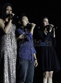 Sebelum Stevie Wonder naik ke atas panggung, Raisa, Dira Sugandi dan Shandy Sandoro. Gusmun/detikcom.
