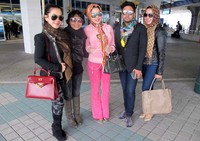 Syahrini berpose bersama teman-temannya. (Dok Pribadi)