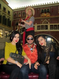 Syahrini menyempatkan diri untuk naik gondola di Macau. (Dok Pribadi)