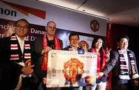 Presiden Direktur Bank Danamon Indonesia Henry Ho (tengah) didampingi Vice Presiden Indonesia Mastercard Worldwide Tommy Singgih (kedua dari kiri) meluncurkan Kartu Debit/ATM Manchester United di Jakarta.