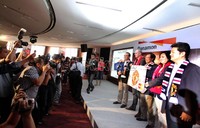 Kartu Debit/ATM Danamon Manchester United ini memberi kesempatan kepada minimal 38 nasabah untuk dapat menyaksikan langsung pertandingan MU di Stadion Old Trafford, Inggris, setiap tahunnya.