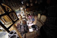 Seorang perajin melakukan pengecatan rotan di kiosnya di kawasan Cikini, Jakarta, Senin (5/3/2012).