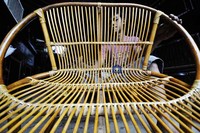 Seorang perajin menyelesaikan tahap akhir pembuatan kerajinan rotan. Dengan adanya Peraturan Menteri Perdagangan No 36/2011, para pelaku industri rotan mengaku kesulitan untuk mendapat bahan baku.