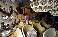 Peraturan Menteri Perdagangan No 36/2011 yang mengatur tentang pengangkutan rotan antar pulau dinilai memberatkan para pelaku industri pengelolahan rotan akibat sulitnya memperoleh bahan baku.