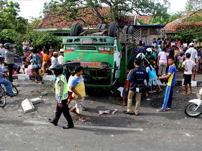 Truk Bermuatan Duku Terbalik
