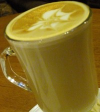 Buat yang ingin memesan minuman hangat bisa mencoba aneka teh TWG atau Hot Peppermint Latte ini. Kopi latte ini disajikan dengan sentuhan latte art yang cantik di permukaan kopi.