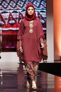 Ida Royani From West To The East. Shining Genre. Indonesia Fashion Week 2012 at Jakarta Convention Center. Jakarta. [Foto: Mohammad Abduh/Wolipop]