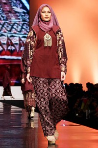 Ida Royani From West To The East. Shining Genre. Indonesia Fashion Week 2012 at Jakarta Convention Center. Jakarta. [Foto: Mohammad Abduh/Wolipop]