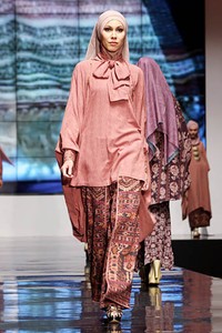 Ida Royani From West To The East. Shining Genre. Indonesia Fashion Week 2012 at Jakarta Convention Center. Jakarta. [Foto: Mohammad Abduh/Wolipop]