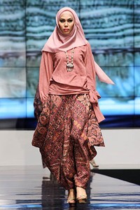 Ida Royani From West To The East. Shining Genre. Indonesia Fashion Week 2012 at Jakarta Convention Center. Jakarta. [Foto: Mohammad Abduh/Wolipop]