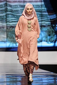 Ida Royani From West To The East. Shining Genre. Indonesia Fashion Week 2012 at Jakarta Convention Center. Jakarta. [Foto: Mohammad Abduh/Wolipop]