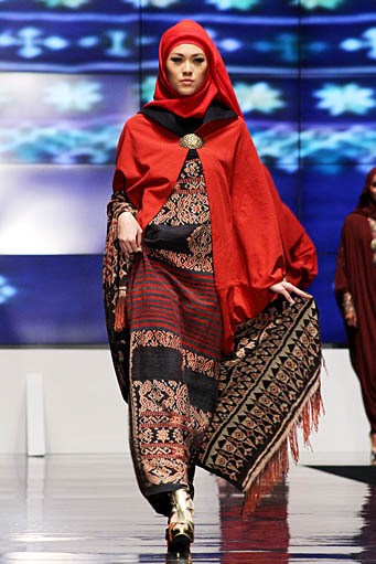 Ida Royani From West To The East. Shining Genre. Indonesia Fashion Week 2012 at Jakarta Convention Center. Jakarta. [Foto: Mohammad Abduh/Wolipop]