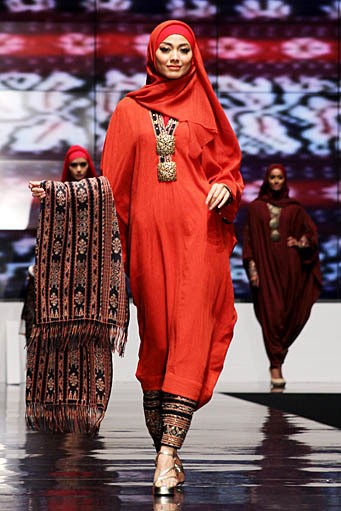 Ida Royani From West To The East. Shining Genre. Indonesia Fashion Week 2012 at Jakarta Convention Center. Jakarta. [Foto: Mohammad Abduh/Wolipop]