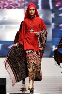 Ida Royani From West To The East. Shining Genre. Indonesia Fashion Week 2012 at Jakarta Convention Center. Jakarta. [Foto: Mohammad Abduh/Wolipop]