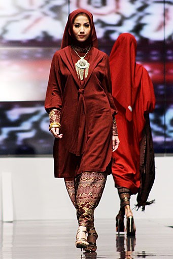 Ida Royani From West To The East. Shining Genre. Indonesia Fashion Week 2012 at Jakarta Convention Center. Jakarta. [Foto: Mohammad Abduh/Wolipop]