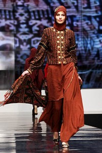 Ida Royani From West To The East. Shining Genre. Indonesia Fashion Week 2012 at Jakarta Convention Center. Jakarta. [Foto: Mohammad Abduh/Wolipop]