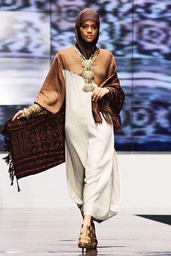 Ida Royani From West To The East. Shining Genre. Indonesia Fashion Week 2012 at Jakarta Convention Center. Jakarta. [Foto: Mohammad Abduh/Wolipop]