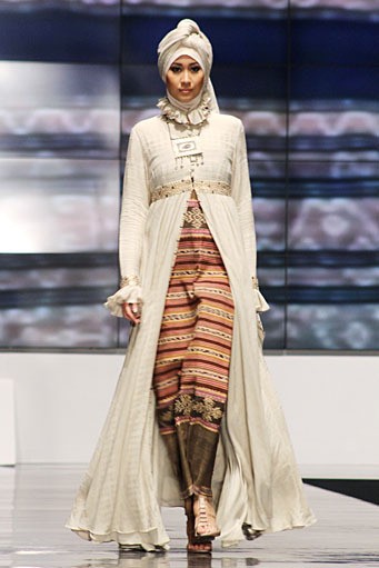 Ida Royani From West To The East. Shining Genre. Indonesia Fashion Week 2012 at Jakarta Convention Center. Jakarta. [Foto: Mohammad Abduh/Wolipop]