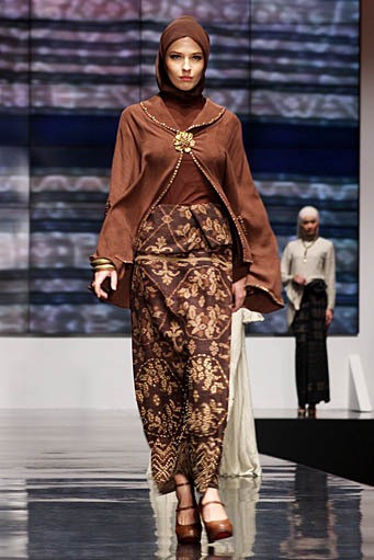 Ida Royani From West To The East. Shining Genre. Indonesia Fashion Week 2012 at Jakarta Convention Center. Jakarta. [Foto: Mohammad Abduh/Wolipop]