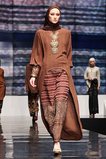 Ida Royani From West To The East. Shining Genre. Indonesia Fashion Week 2012 at Jakarta Convention Center. Jakarta. [Foto: Mohammad Abduh/Wolipop]