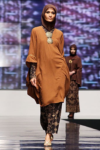 Ida Royani From West To The East. Shining Genre. Indonesia Fashion Week 2012 at Jakarta Convention Center. Jakarta. [Foto: Mohammad Abduh/Wolipop]