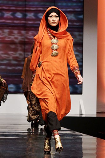 Ida Royani From West To The East. Shining Genre. Indonesia Fashion Week 2012 at Jakarta Convention Center. Jakarta. [Foto: Mohammad Abduh/Wolipop]