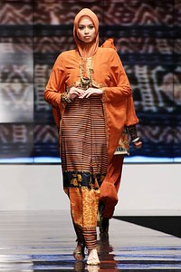 Ida Royani From West To The East. Shining Genre. Indonesia Fashion Week 2012 at Jakarta Convention Center. Jakarta. [Foto: Mohammad Abduh/Wolipop]