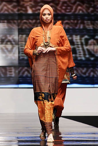 Ida Royani From West To The East. Shining Genre. Indonesia Fashion Week 2012 at Jakarta Convention Center. Jakarta. [Foto: Mohammad Abduh/Wolipop]