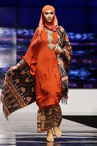 Ida Royani From West To The East. Shining Genre. Indonesia Fashion Week 2012 at Jakarta Convention Center. Jakarta. [Foto: Mohammad Abduh/Wolipop]