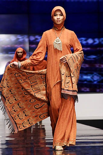 Ida Royani From West To The East. Shining Genre. Indonesia Fashion Week 2012 at Jakarta Convention Center. Jakarta. [Foto: Mohammad Abduh/Wolipop]