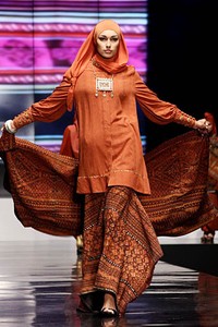 Ida Royani From West To The East. Shining Genre. Indonesia Fashion Week 2012 at Jakarta Convention Center. Jakarta. [Foto: Mohammad Abduh/Wolipop]