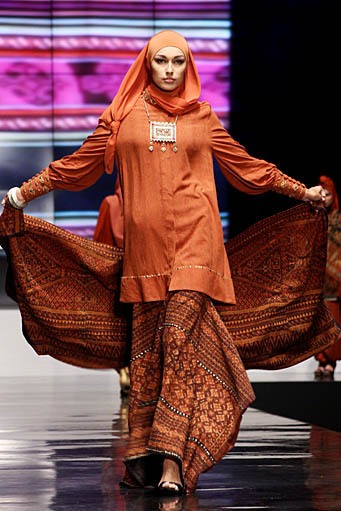 Ida Royani From West To The East. Shining Genre. Indonesia Fashion Week 2012 at Jakarta Convention Center. Jakarta. [Foto: Mohammad Abduh/Wolipop]