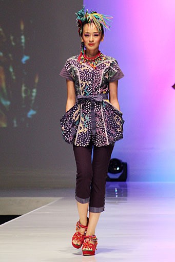 Sofie Explossion. PAC Martha Tilaar. Indonesia Fashion Week 2012 at Jakarta Convention Center. Jakarta. [Foto: Mohammad Abduh/Wolipop]