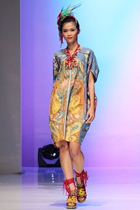 Sofie Explossion. PAC Martha Tilaar. Indonesia Fashion Week 2012 at Jakarta Convention Center. Jakarta. [Foto: Mohammad Abduh/Wolipop]