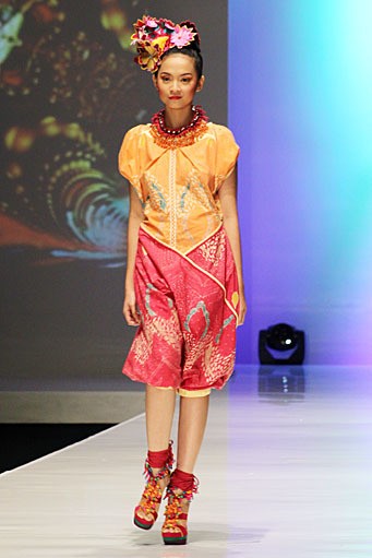 Sofie Explossion. PAC Martha Tilaar. Indonesia Fashion Week 2012 at Jakarta Convention Center. Jakarta. [Foto: Mohammad Abduh/Wolipop]