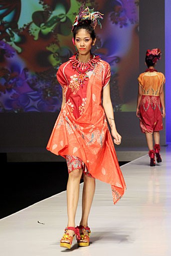 Sofie Explossion. PAC Martha Tilaar. Indonesia Fashion Week 2012 at Jakarta Convention Center. Jakarta. [Foto: Mohammad Abduh/Wolipop]