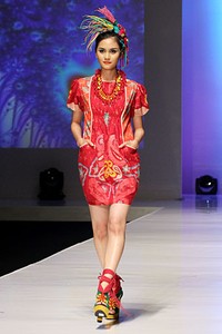 Sofie Explossion. PAC Martha Tilaar. Indonesia Fashion Week 2012 at Jakarta Convention Center. Jakarta. [Foto: Mohammad Abduh/Wolipop]