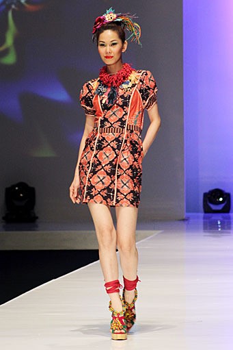 Sofie Explossion. PAC Martha Tilaar. Indonesia Fashion Week 2012 at Jakarta Convention Center. Jakarta. [Foto: Mohammad Abduh/Wolipop]