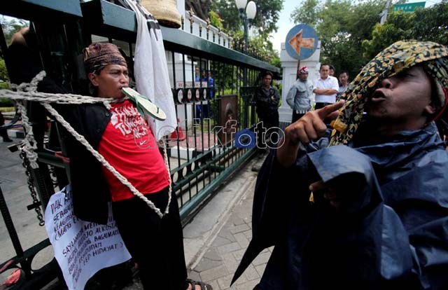 Ini Dia Alasan Bupati Subang Gigit Sandal Jepit di MA