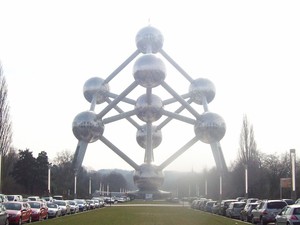 Ini Dia, Menara Atomium yang Futuristis!