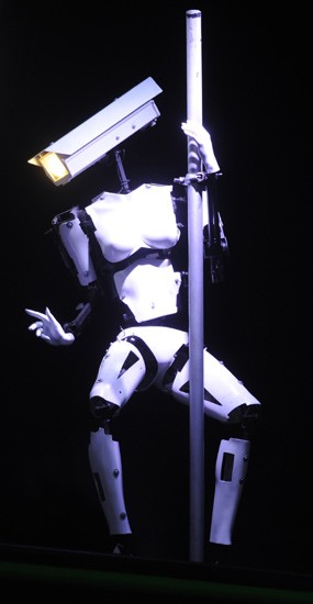 Aksi robot menari juga menghibur pengunjung CeBit. Reuters/Fabian Bimmer.