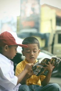 Foto diambil di seputaran underpass jembatan Fatmawati, ketika ada dua orang anak yang sedang belajar, membaca buku di tengah kepadatan dan bisingnya kemacetan kota Jakarta.