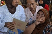 Poniyati, adik dari korban Tukiman histeris saat jenasah datang.Hasegawa Akita/detikcom